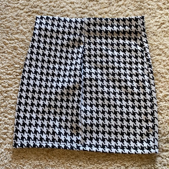 Brand new plaid mini skirt. Selling because too small - Picture 2 of 3